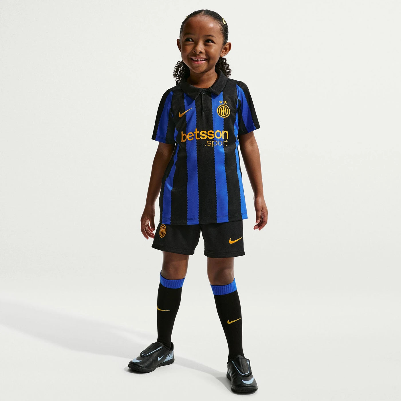 Kit Bambino Con Calzettoni Home 26/27 + Scudetto + Coppa Italia